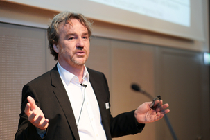 Prof. Dr.-Ing. Detleff Schermer von der Ostbayerischen Technischen Hochschule Regensburg trug zum Programm der Preisverleihung einen hochinteressanten Fachvortrag bei.