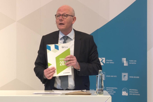 Verbandspräsident Wolfgang Schubert-Raab präsentiert die Broschüre der Wettbewerbsbeiträge. Broschüre der Wettbewerbsbeiträge