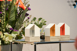 Ein Pokal aus Beton: der Hoschulpreis in Bronze, Silber und Gold.