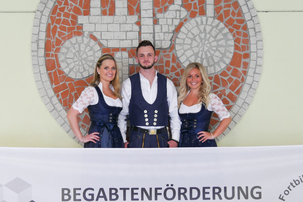 Vizeweltmeister der Stahlbetonbauer Medin Murati zusammen mit zwei Kolleginnen aus der Bauinnung Nordschwaben