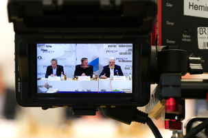Fernseh-Teams auf der Pressekonferenz