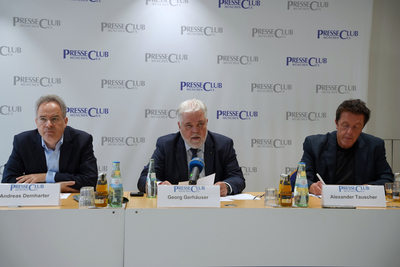 Verbandspräsident Georg Gerhäuser beantwortet die Fragen der Pressevertreter