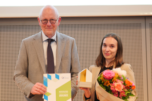 Preisträgerin Franziska Amberger mit Wolfgang Schubert-Raab auf der Bühne.