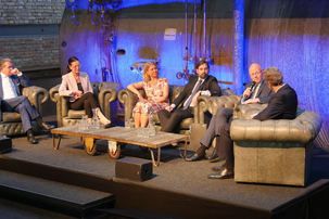 Die Podiumsdiskussion auf der Bühne, moderiert durch FAZ Wirtschaftsredakteur Dyrk Scherff