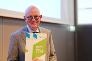 Wolfgang Schubert-Raab, Präsident der Bayerischen Baugewerbeverbände, führte durch die Preisverleihung.