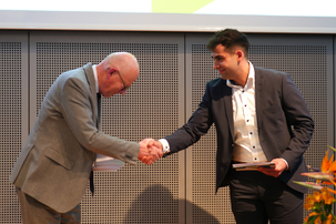 Wolfgang Schubert-Raab gratuliert Enes Aksoy zum 3. Preis.