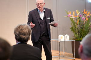 Wolfgang Schubert-Raab, Präsident der Bayerischen Baugewerbeverbände, eröffnet die Preisverleihungsfeier.