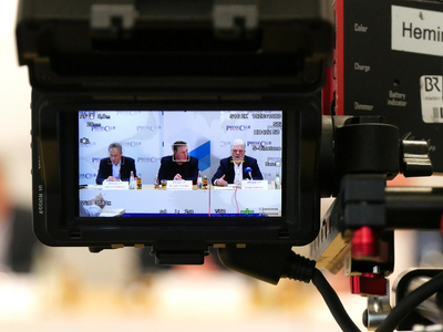 Das Fernsehen berichtet von der Pressekonferenz Das Fernsehen berichtet von der Pressekonferenz