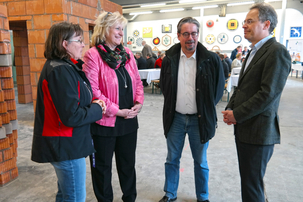 Bei der Abschlussveranstaltung in der Werkshalle (vlnr): Bauunternehmerin Christine Volland, Gabriela Gottwald (Bayerische Bauakademie), Klaus Haller (Bauinnung Nürnberg), Andreas Demharter (LBB) (Foto: Bayerische Bauakademie 2019)