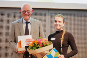 Preisträgerin Erika Matjuch mit Wolfgang Schubert-Raab auf der Bühne.