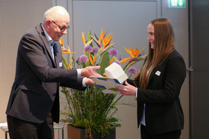 Der 2. Preis wird an Helena Angerer übergeben.