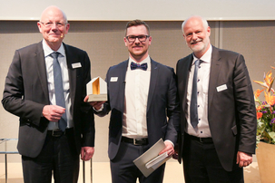 Bei der Übergabe des Pokals: Präsident der Bayerischen Baugewerbeverbände Wolfgang Schubert-Raab, Hochschulpreisgewinner Tobias Kastner, LBB-Geschäftsführer Olaf Techmer