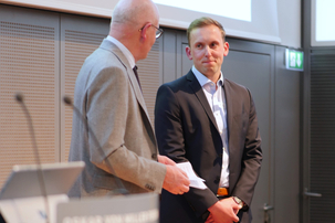 Wolfgang Schubert-Raab gratuliert Max Peetz zum 2. Preis.