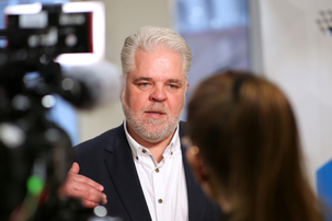 Fernseh-Interviews mit Verbandspräsident Georg Gerhäuser auf der Pressekonferenz.