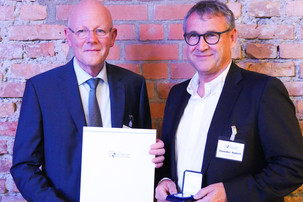 Robert Daxeder wurde mit der silbernen Verdienstmedaillie des LBB geehrt.