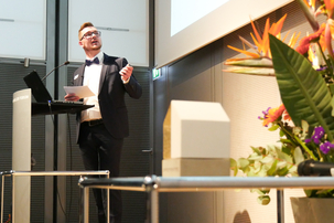 Der Gewinner Tobias Kastner stellte seine Bachelorarbeit vor: „Untersuchung und Bewertung der Abziehfestigkeit und des Eindringverhaltens von Zementleim in die Vliesverbundschicht von Frischbetonverbundsystemen“
