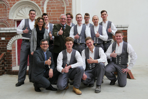 Die Azubis und ihr Ausbilder Robert Götz, zusammen mit Schirmherr MdL Johannes Hintersberger, der Leiterin des Ausbildungszentrums Renate Brechenmacher und Dr. Michael Kögl, Geschäftsführer Bauinnung Augsburg Begabtenförderung 2019 der Maurer in Schwaben